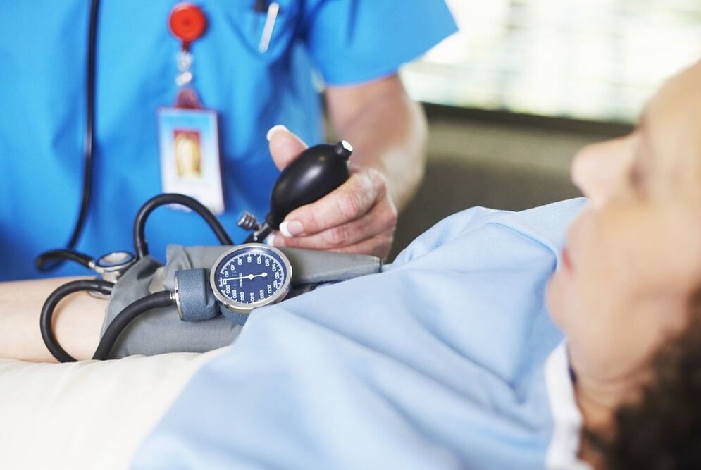 Der Arzt misst den Druck des Patienten mit Bluthochdruck